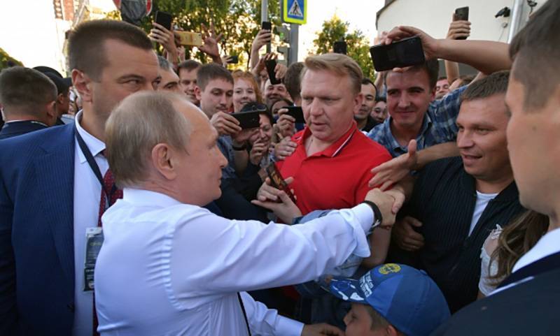 Владимир Путин - Путин неожиданно вышел к людям в Екатеринбурге - bloknot.ru - Россия - Екатеринбург - Уральск