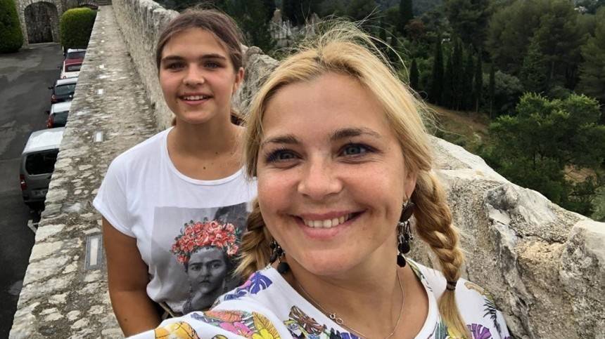 Дмитрий Орлов - Ирина Пегова - Дочь Пеговой резвится с другом в фонтане во Франции— видео - 5-tv.ru - Франция