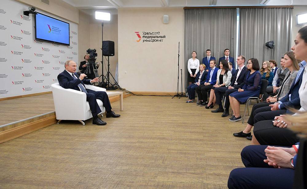 Владимир Путин - По ночам другим надо заниматься: Путил дал совет студентам - tvc.ru - Россия - Екатеринбург - Уральск