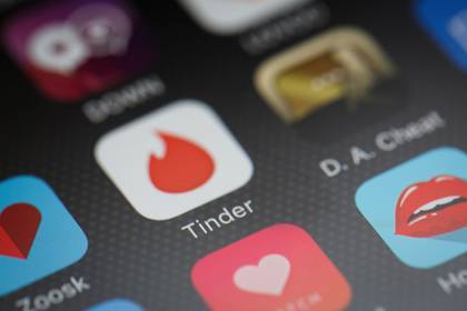 Поиск любви в Tinder обернулся для студентки головокружительной карьерой в порно - lenta.ru - США - штат Алабама