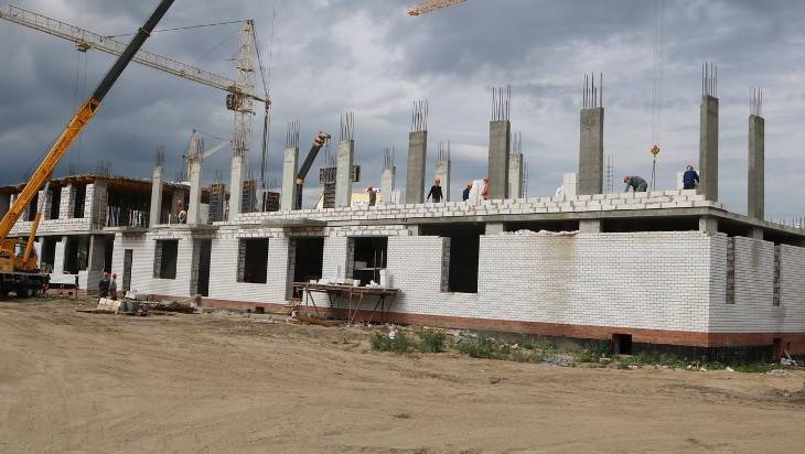 Александр Богомаз - В Брянске в строящейся школе начали возводить второй этаж - bragazeta.ru - Брянск