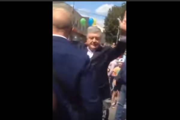 Владимир Зеленский - Петр Порошенко - «Всех обокрал!»: Порошенко выгнали с предвыборного митинга в Закарпатье - trud.ru - Россия - Украина - Закарпатская обл.
