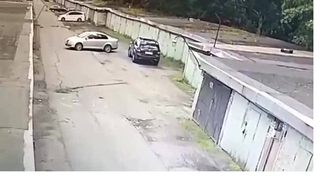 На Стачек петербурженка попыталась заехать в свой гараж, но оказалась  в плену чужого - piter.tv - Санкт-Петербург