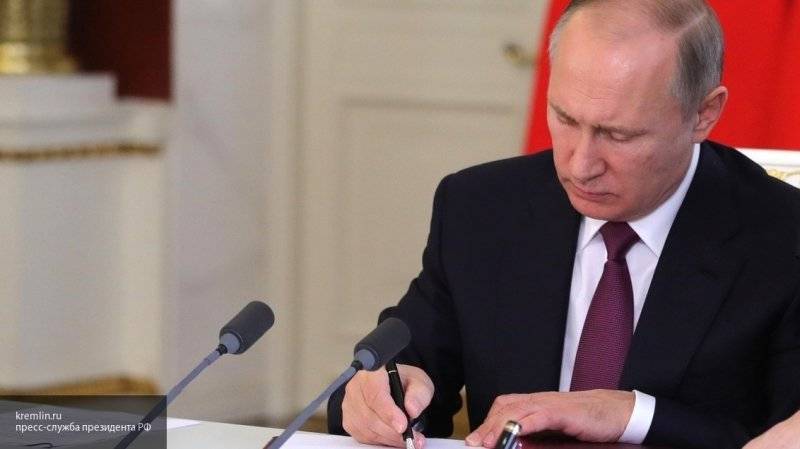 Владимир Путин - Дмитрий Песков - Дмитрий Овсянников - Михаил Развожаев - Олесь Каштанов - Путин принял отставку главы Севастополя и назначил врио губернатора - nation-news.ru - Россия - Сколково - Севастополь