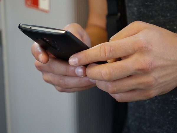 Роскачество назвало способы предотвратить взрыв батареи смартфона - polit.ru