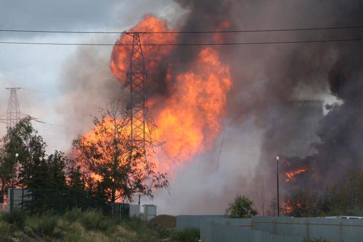 Опубликовано видео взрыва и начала пожара в Мытищах - vm.ru