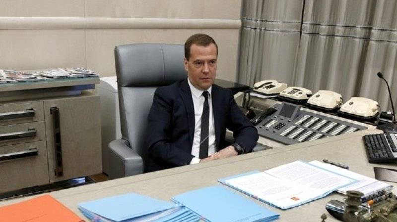 Дмитрий Медведев - «Развитие пенсионной системы» исключили из списка госпрограмм - polit.info - Россия