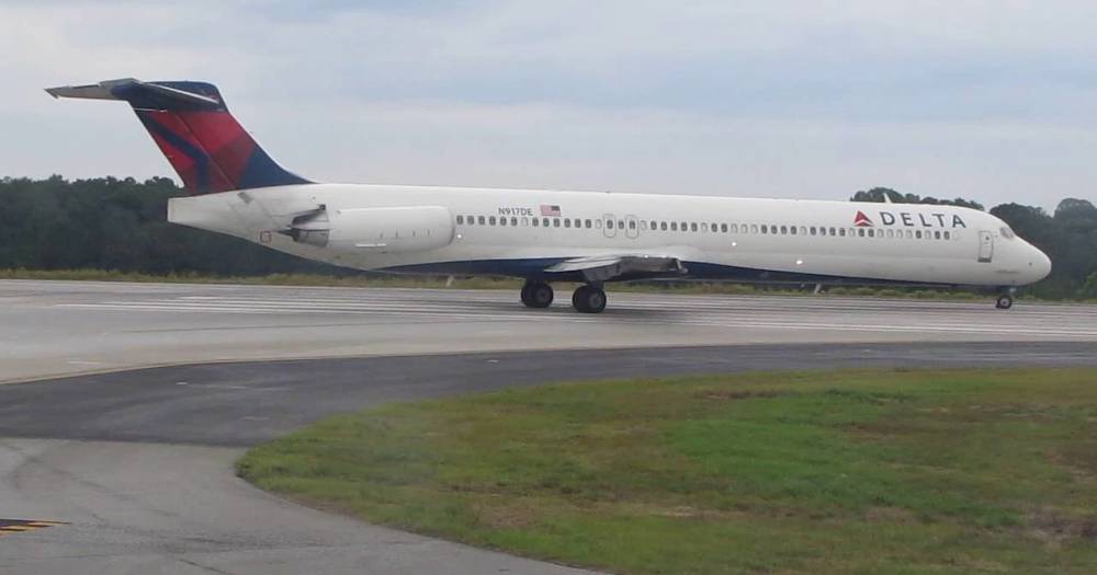 Delta - Видео: у&nbsp;самолёта Delta Air прямо в&nbsp;воздухе разрушился двигатель - popmech.ru - Москва