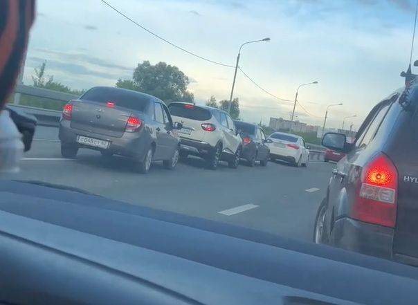 Видео: стоящие в пробке рязанские водители расступаются, чтобы пропустить «скорую» - ya62.ru - Рязань