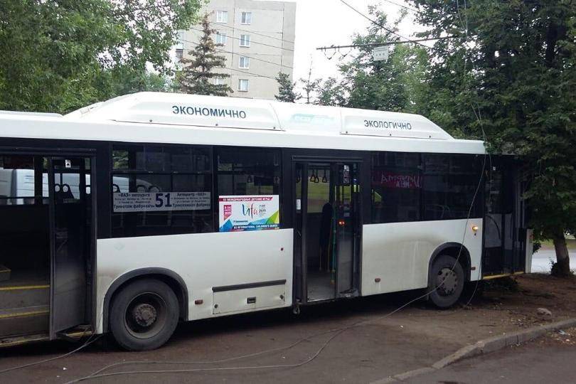 В Уфе автобус с пассажирами врезался в дерево, есть пострадавшие // ПРОИСШЕСТВИЯ | новости башинформ.рф - bashinform.ru - Уфа