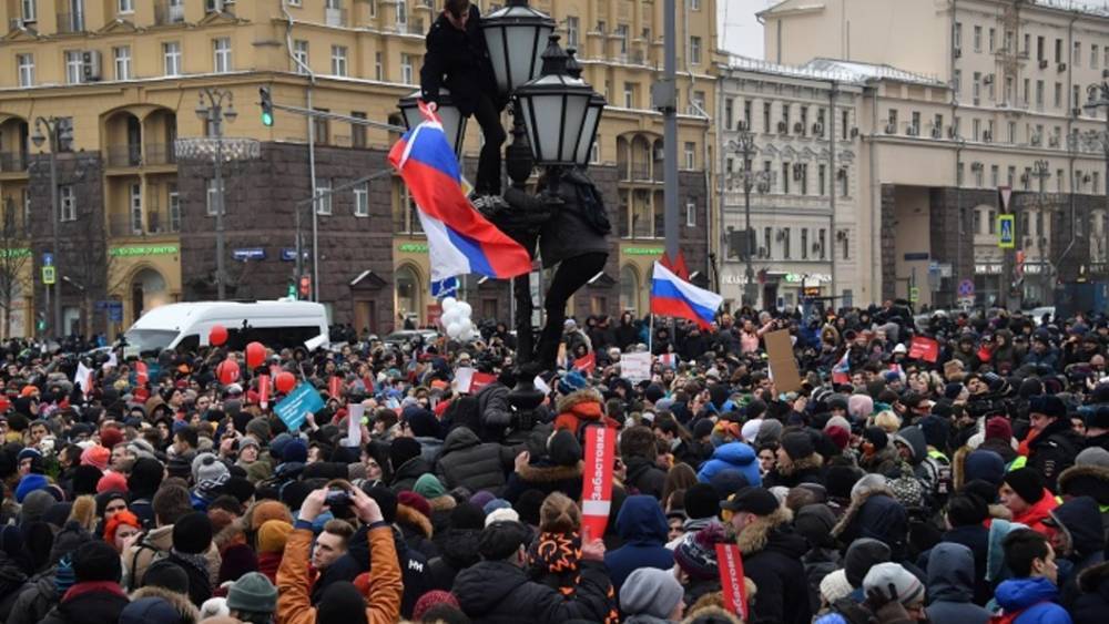 Владимир Путин - Дмитрий Медведев - Но на улицы не пойдут: Большинство жителей России стабильно одобряют Путина и не одобряют Медведева – опрос - tsargrad.tv - Россия