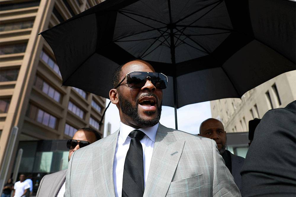 Исполнителя R. Kelly арестовали по обвинению в хранении детской порнографии - rtvi.com - США - шт. Иллинойс