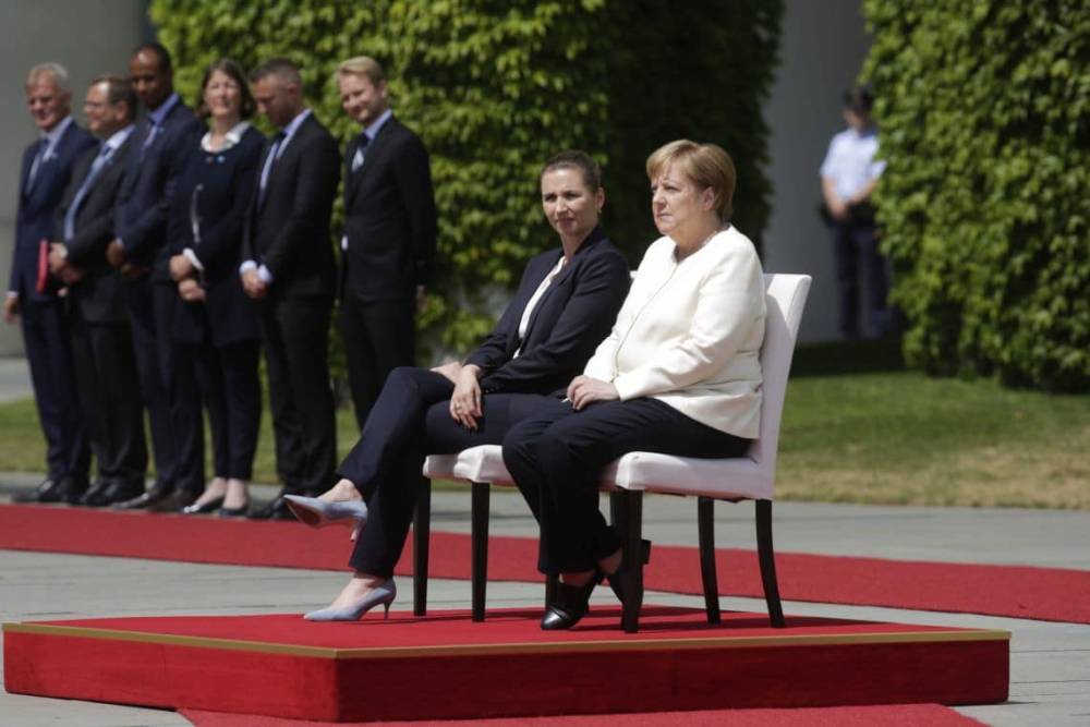 Ангела Меркель - Метте Фредериксен - Штайнмайер Франк-Вальтер - Антти Ринн - Ангела Меркель пытается преодолеть дрожь и сидит во время гимна - nur.kz - Украина - Германия - Берлин - Финляндия - Дания