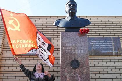 Владимир Путин - Иосиф Сталин - митрополит Иларион - Правозащитники нашли оправдание репрессий в памятниках Сталину - lenta.ru