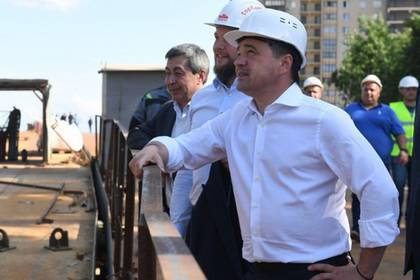 Андрей Воробьев - Воробьев проверил ход строительства путепровода в Реутове - lenta.ru - Московская обл.