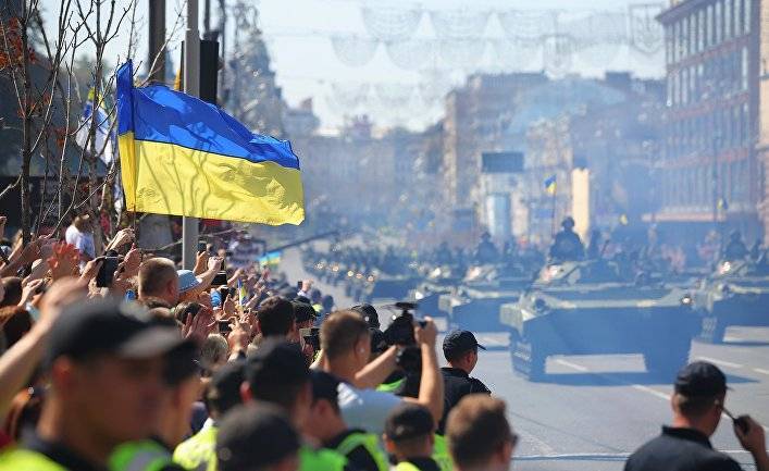 Владимир Зеленский - Петр Порошенко - Деловая столица (Украина): парадом командовать буду я. Как День независимости Зеленский заменит своим триумфом - inosmi.ru - Украина