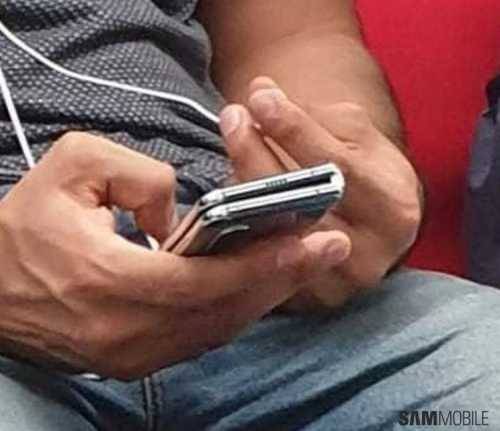 Складной смартфон Samsung Galaxy Fold замечен у пассажира в метро - vestirossii.com - Индия - Нью-Дели