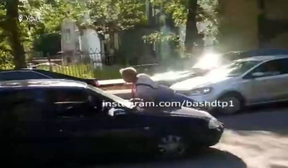 В Уфе рабочий бросился на капот авто, сбившего зеркало его машины - bash.news - Уфа
