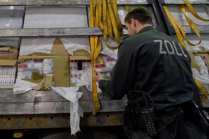 Путешественники из Москвы попытались ввезти сигареты в Европу и попались - lenta.ru - Москва - Россия - Германия - Канада - провинция Онтарио