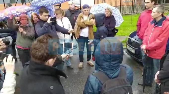 Эдуард Батанов - Николай Линченко - Николай Бондаренко - Петербуржцы под дождем провели народный сход против застройки Муринского парка - piter.tv - Санкт-Петербург