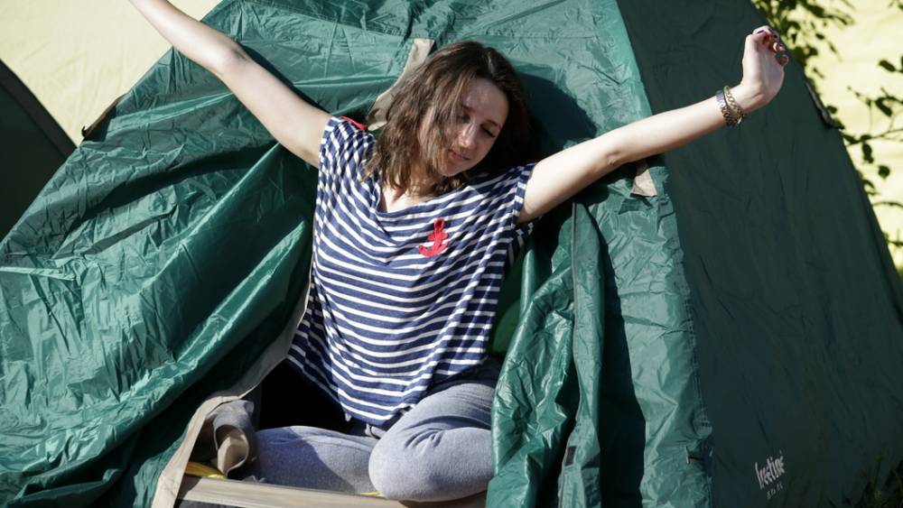 "То ли охрана, то ли очередь?": Палатка у входа в детскую стоматологию заинтриговала соцсети - tsargrad.tv - Псков