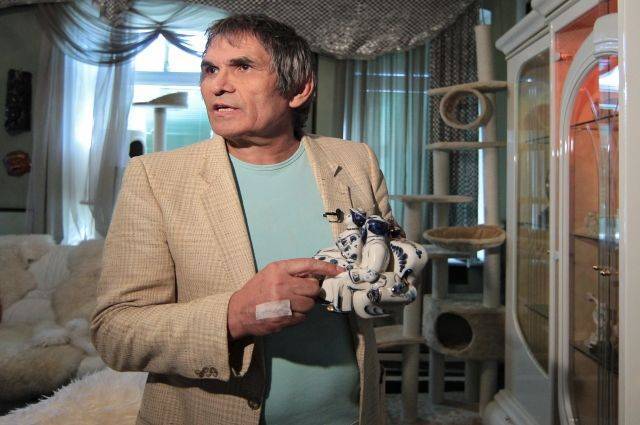 Бари Алибасов - Дмитрий Шепелев - Бари Алибасов продемонстрировал лекарства, которыми лечится - aif.ru