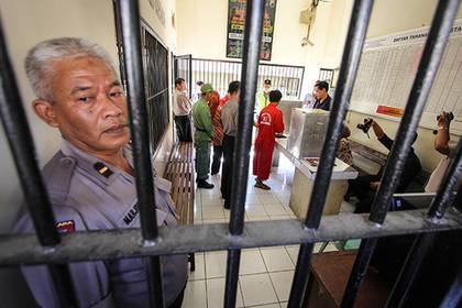 В индонезийской тюрьме придумали способ побороть геев - lenta.ru - Jakarta