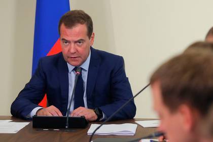 Дмитрий Медведев - Медведев решил снизить один налог - lenta.ru - Россия