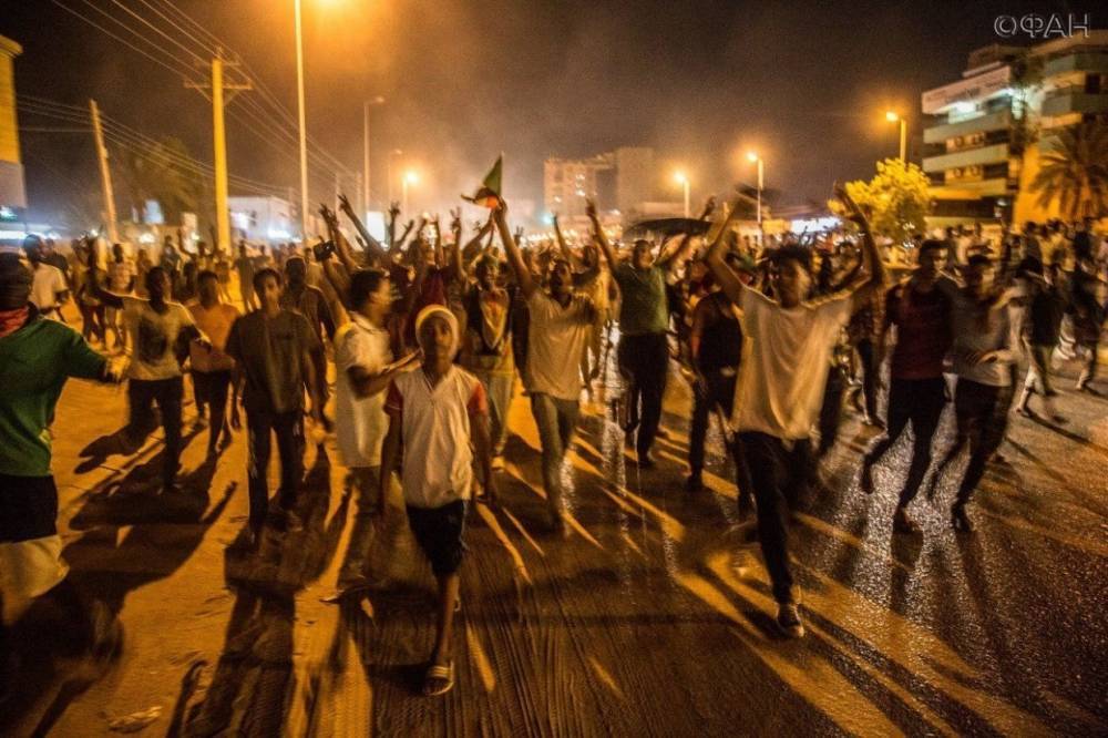 Омар Аль-Башира - Военные и оппозиция в Судане договорились: что это значит - riafan.ru - Судан - г. Хартум