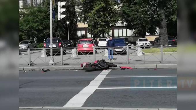 Видео: на перекрестке Стачек и Васи Алексеева сбили мотоциклиста - piter.tv