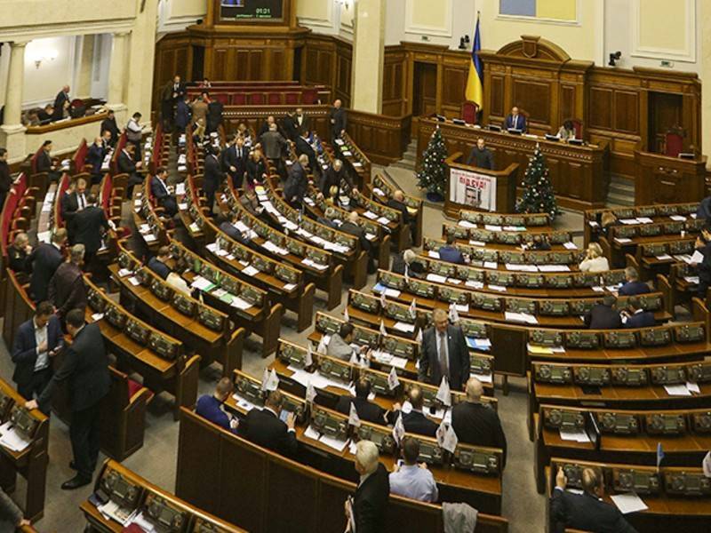Зеленский ответил на петицию о сокращении числа депутатов Рады - news.ru - Украина