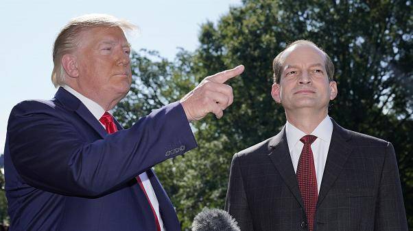 Дональд Трамп - Джеффри Эпштейн - Министр труда США подал в отставку из-за скандала с миллиардером Эпштейном, обвиняемым в торговле людьми - theins.ru - США - Нью-Йорк