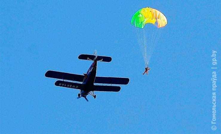 Юрий Никифоров - Гомельские инвалиды-спинальники прыгнули с парашютом - gomel.today