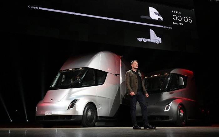 Грузовик Tesla Semi, управляемый без водителя, ездит по улицам - видео - ru.armeniasputnik.am - США