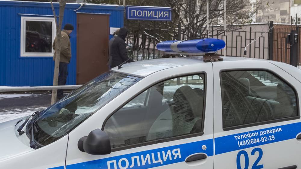 Одного наповал, второй в больнице: В Якутии мужчина открыл стрельбу по полицейским из окна своей квартиры - tsargrad.tv - респ. Саха - Среднеколымск