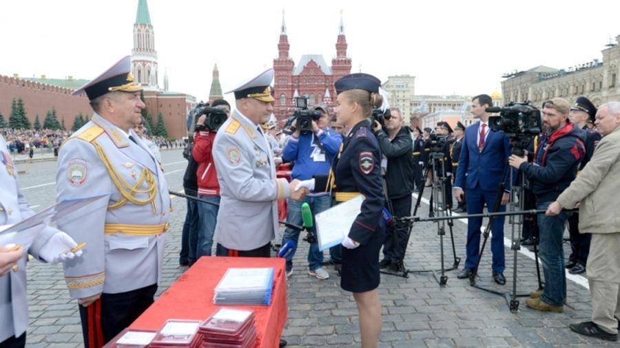 Владимир Колокольцев - Петр I - Колокольцев вручил дипломы выпускникам Московского университета МВД - iz.ru - Москва - Россия