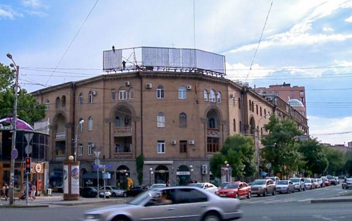Мэрия демонтирует рекламные щиты с крыш зданий в центре Еревана - ru.armeniasputnik.am - Ереван
