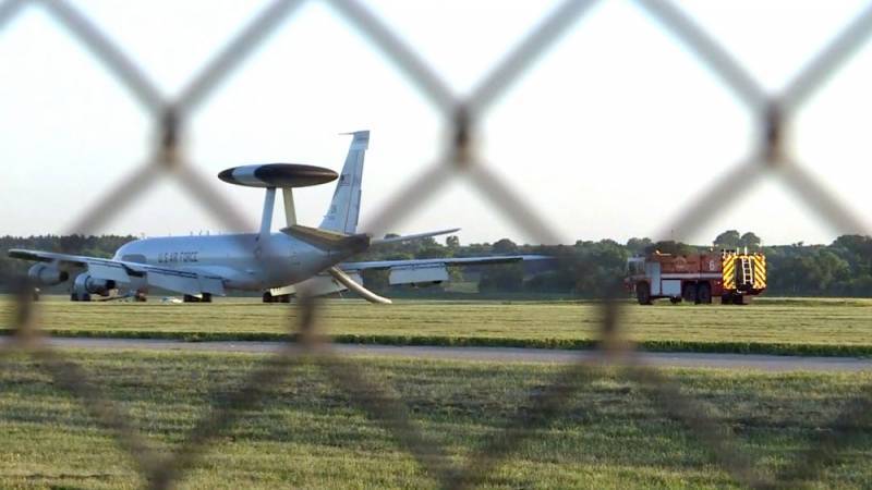 Самолёт ДРЛО ВВС США загорелся в воздухе - topcor.ru - США - штат Небраска