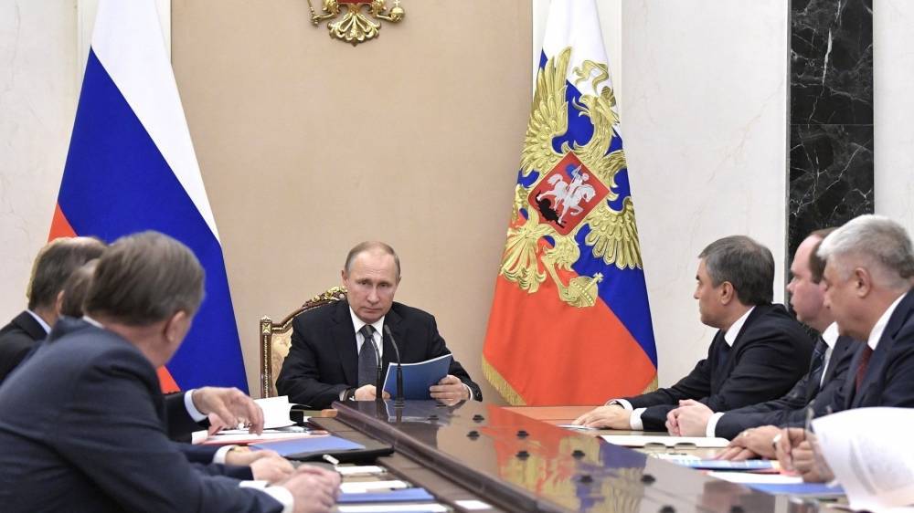 Владимир Зеленский - Владимир Путин - Дмитрий Песков - Сергей Лавров - Вячеслав Володин - Виталий Милонов - Николай Патрушев - Валентина Матвиенко - Путин обсудил с Совбезом отношения с Украиной после разговора с Зеленским - riafan.ru - Москва - Россия - Украина - Киев