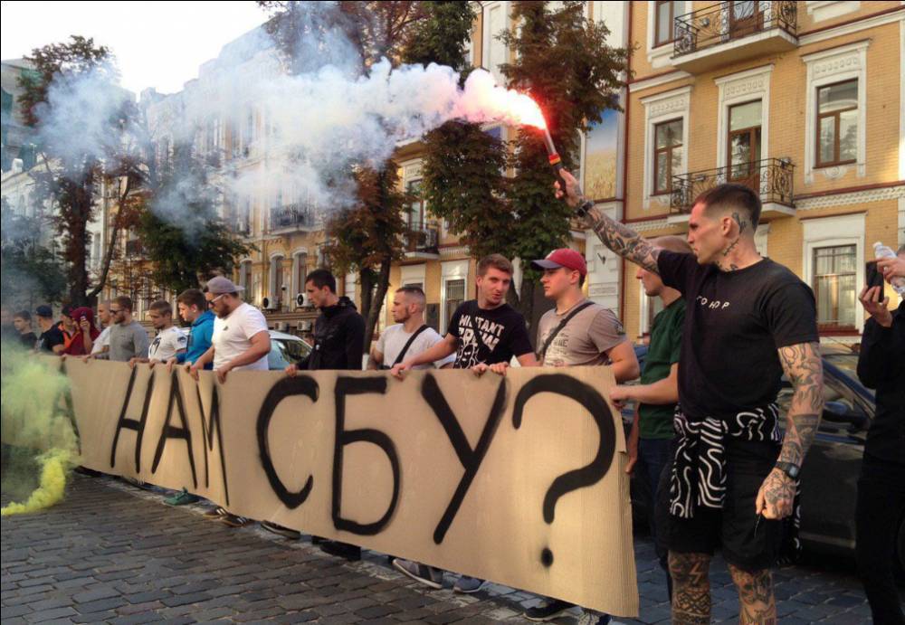 Виктор Медведчук - Оливер Стоун - Националисты в Киеве пикетируют СБУ против фильма Стоуна об Украине. РЕН ТВ - ren.tv - Украина - Киев