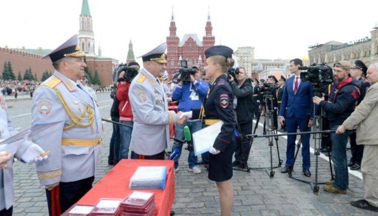 Владимир Колокольцев - Петр I - Колокольцев вручил дипломы выпускникам Московского университета МВД - newtvnews.ru - Москва - Россия