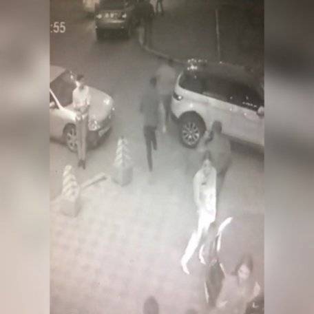В Уфе хулиганы избили полицейского и отобрали его табельное оружие - gorobzor.ru - Россия - Уфа
