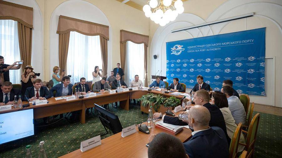 Владимир Зеленский - Петр Порошенко - Александр Власов - Зеленский потребовал от главы фискальной службы покинуть пост - iz.ru - Украина - Одесса - Волынская обл. - Черновицкая обл. - Львовская обл. - Закарпатская обл.