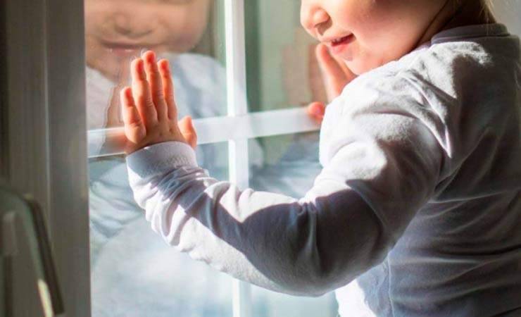 Родственнице, по недосмотру которой в Светлогорске выпал из окна 4-летний малыш и погиб, ужестожили наказание - gomel.today - район Светлогорский