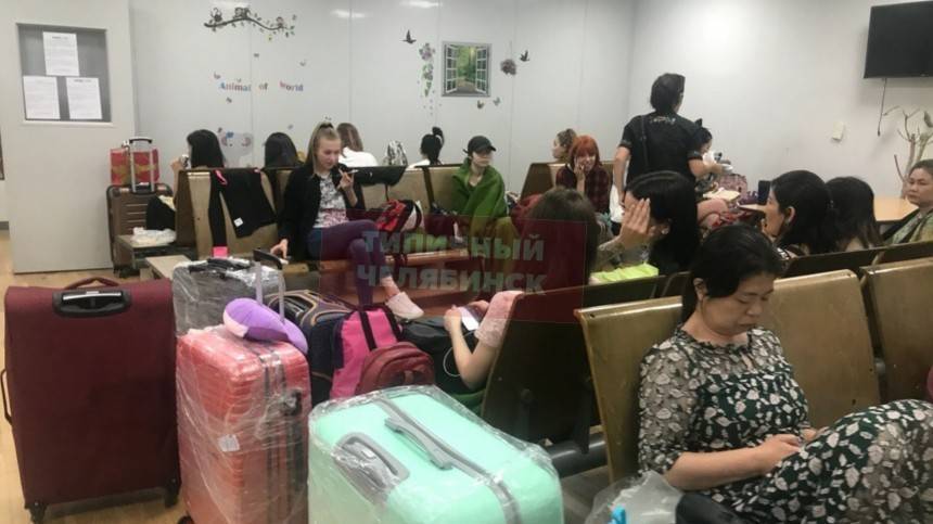Видео: почему россияне застряли в аэропорту Сеула - 5-tv.ru - Южная Корея - Новосибирск - Челябинск - Апсны - Сеул