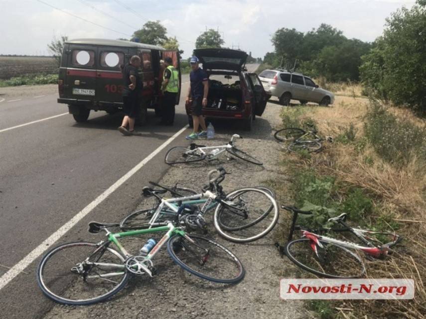 Под Николаевом авто въехало в группу детей-велосипедистов (Видео) - abcnews.com.ua - Украина - Николаев