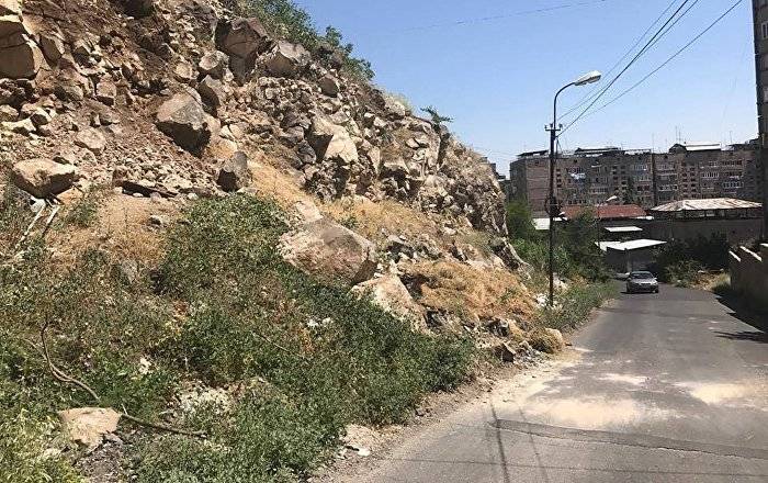 Камнепад на севере Армении - погибли женщина и ее 12-летняя дочь - ru.armeniasputnik.am - Армения - Грузия - Ереван
