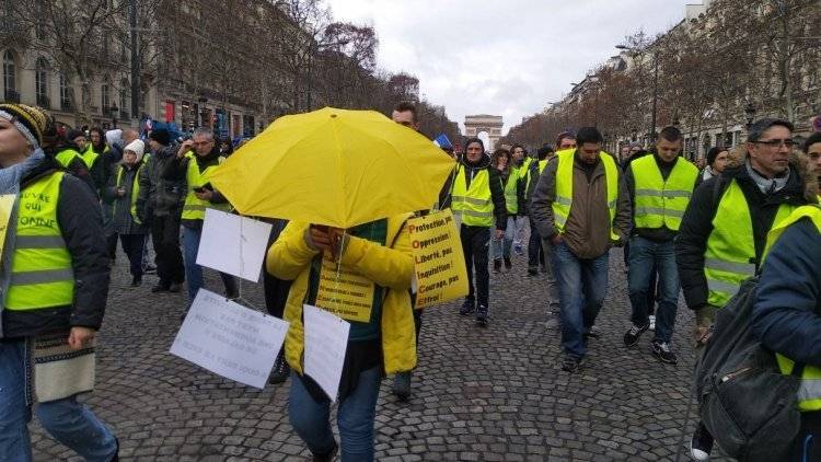 Протестующие в Париже возводят баррикады на Елисейских полях - polit.info - Франция - Париж - Протесты