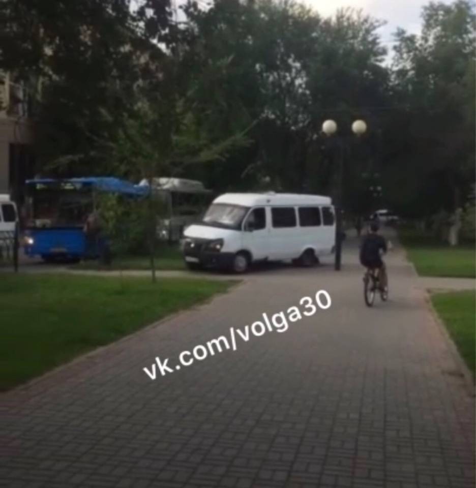 В Астрахани сняли, как маршрутка объезжает пробку по тротуару - astravolga.ru - Астрахань