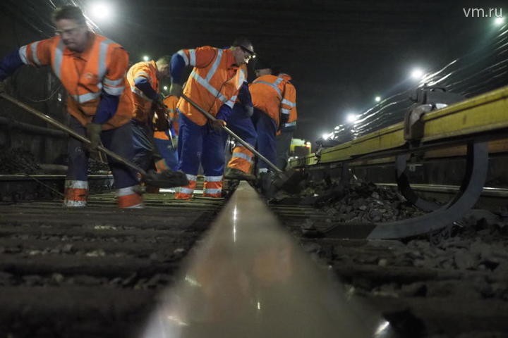 Метро справилось с нагрузкой в первый день закрытия участка Сокольнической линии - vm.ru